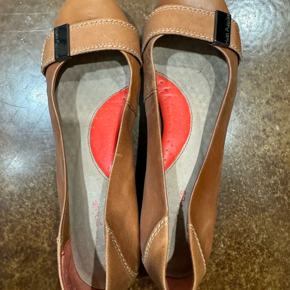 Stylish Tan Women's kitten wedge